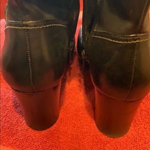 Clarks zip up booties 10m. 2.5” heel Black